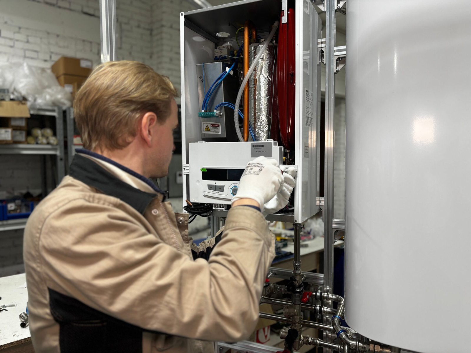 Herstelling van verwarmingsketel door technicus